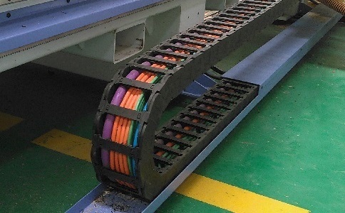 電纜、氣管、水管都可置于拖鏈中